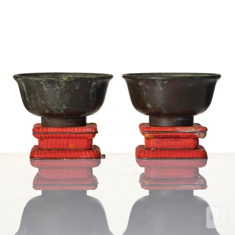 A pair of bronze cups and a pair of miniature bronze bells, - 图11
